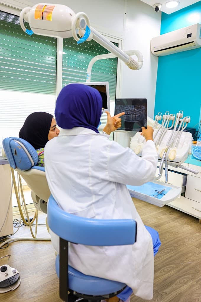Dr Mouna Ambari en consultation, analyse d'un cliché radiographique